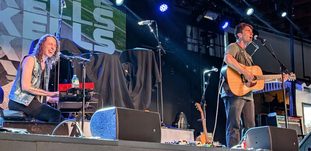 Clayton White and John Muirhead performing on the Kee to Bala's stage.